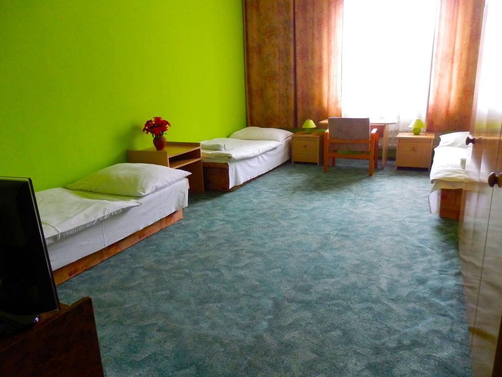 Hotel Puk Topoľcany Bagian luar foto